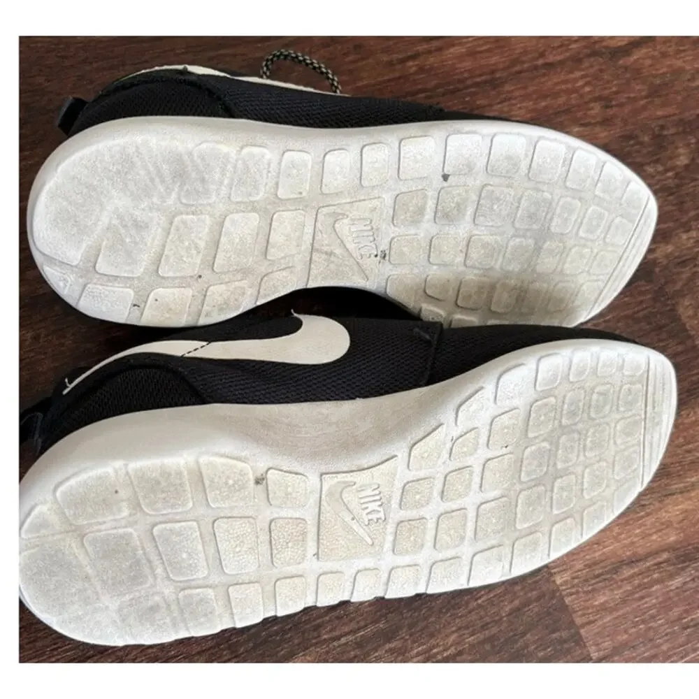 Nike Roshe One Black White Womens Size 8 Sneakers 844994-002